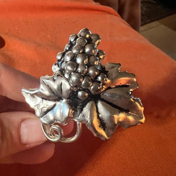 Vintage silver metal grape cluster leaf napkin rings vineyard Fall table decor - Picture 3 of 8